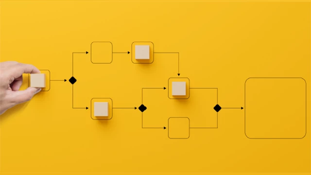 Eine Hand, die ein Diagramm auf einer gelben Pinnwand verbindet, steht für die EDI Transus Schnittstelle der CTS KG für integrierte Geschäftsprozesse.