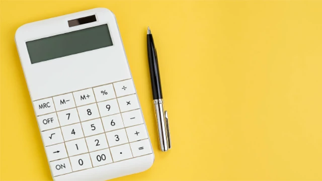 Taschenrechner und Stift auf gelbem Hintergrund, symbolisieren die Kalkulationsarbeit mit der cisKom.BAUKALKULATION der cisKom GmbH.cisKom.BAUKALKULATION – Effiziente Baufortschrittsberechnung und Rechnungserstellung der cisKom GmbH.