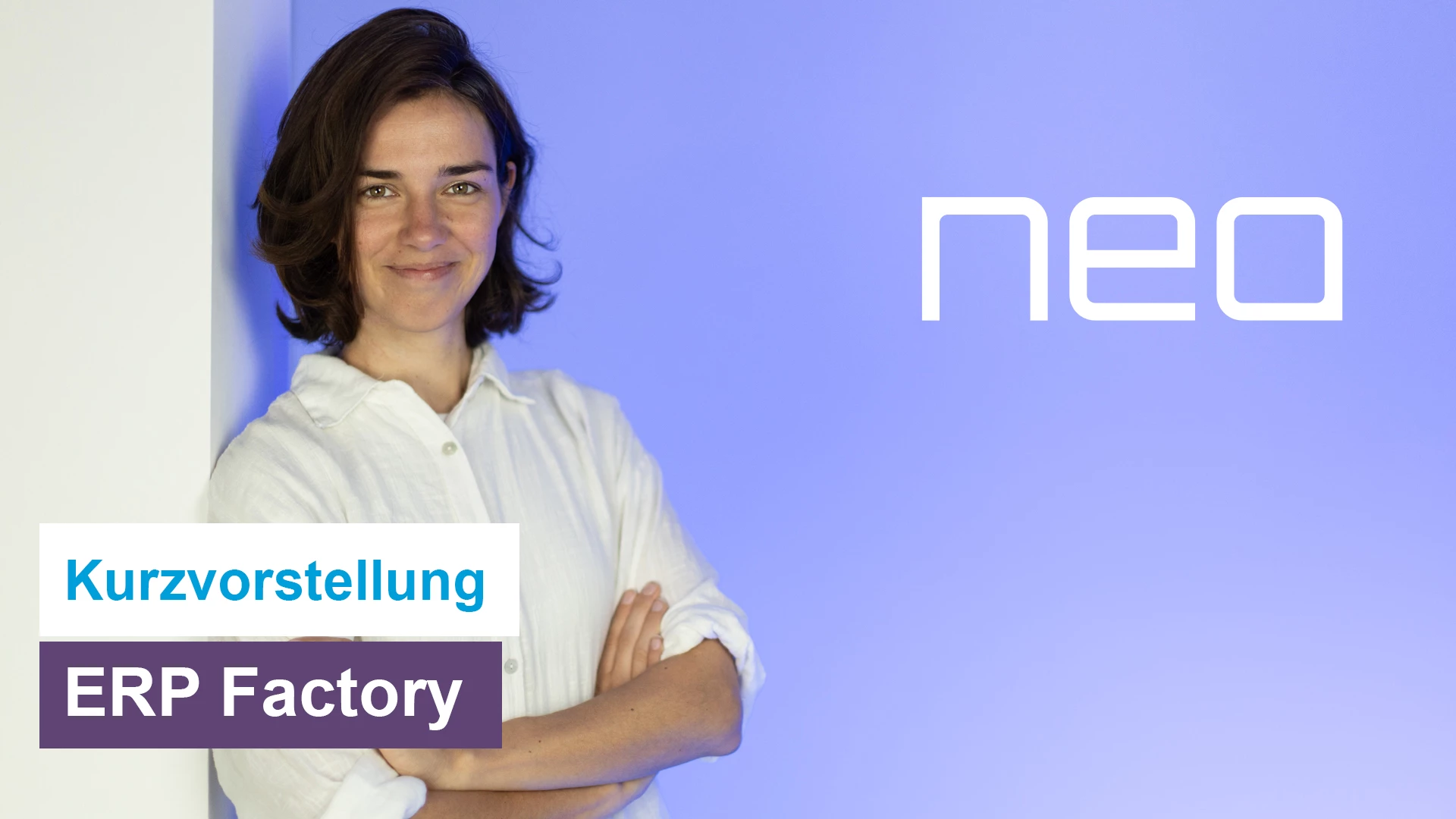 Eine lächelnde Frau lehnt an einer weißen Wand vor einem blauen Hintergrund neben dem Schriftzug "neo". Im Vordergrund befindet sich ein Textbanner mit der Aufschrift "Kurzvorstellung ERP Factory"