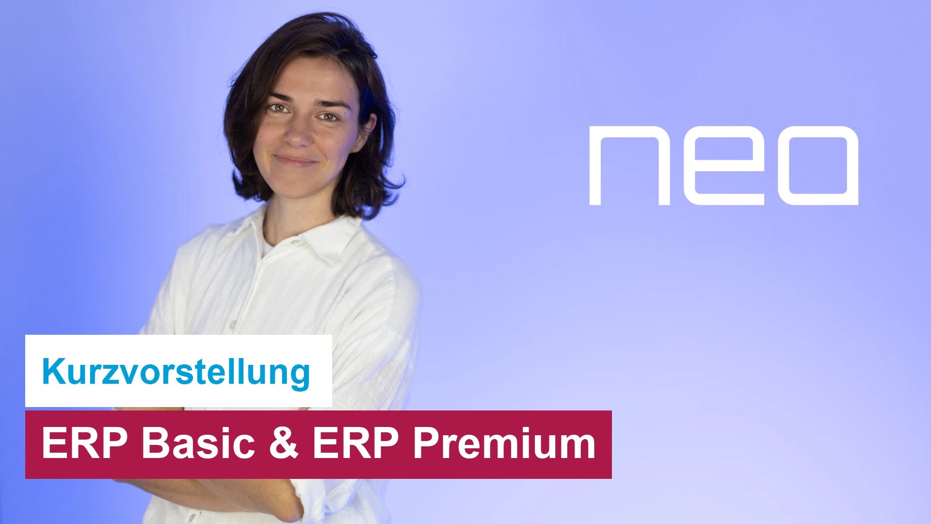 Eine lächelnde Frau steht vor einem blauen Hintergrund neben dem Schriftzug "neo". Im Vordergrund befindet sich ein Textbanner mit der Aufschrift "Kurzvorstellung ERP Basic & ERP Premium"